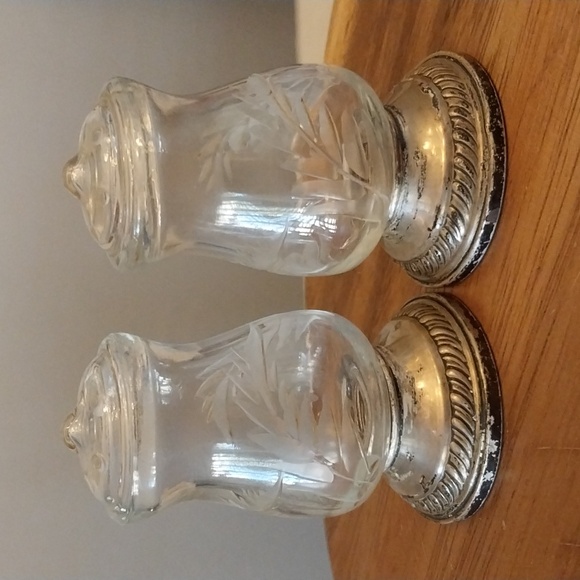 Pair Quaker Sterling Silver Etched Glass Salt & Pepper Shakers - Picture 3 of 13